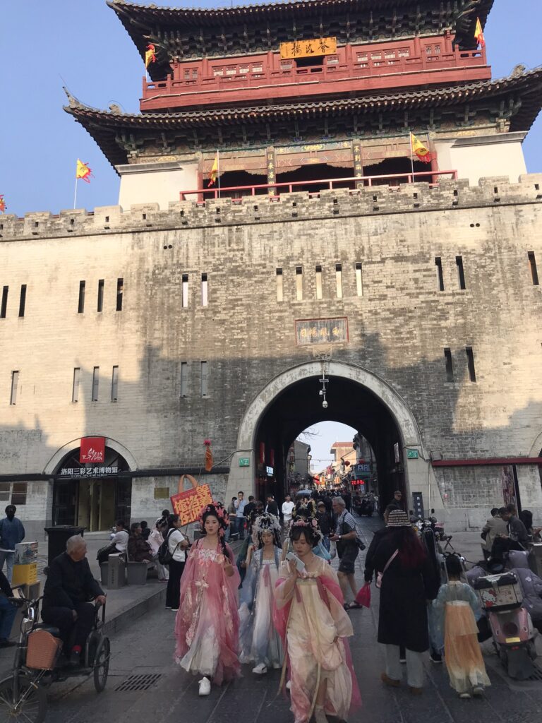 A large gate in Luoyang